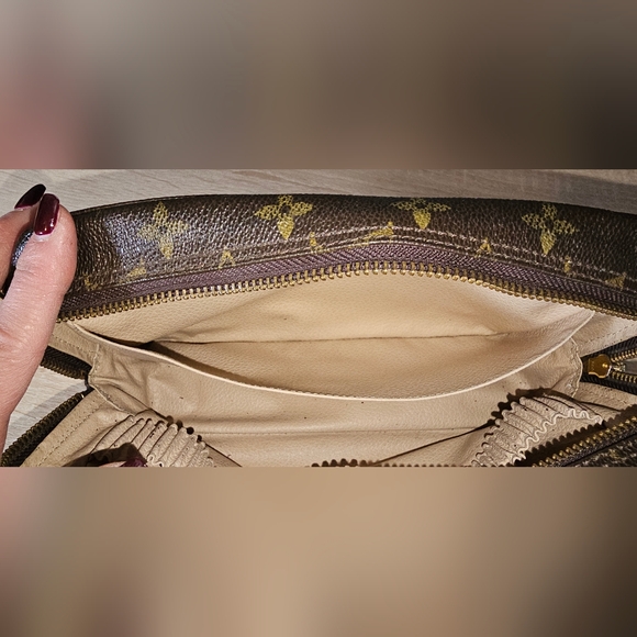 Authentic LOUIS VUITTON Trousse De Toilette 23 Crossbody Bag - Picture 6 of 12